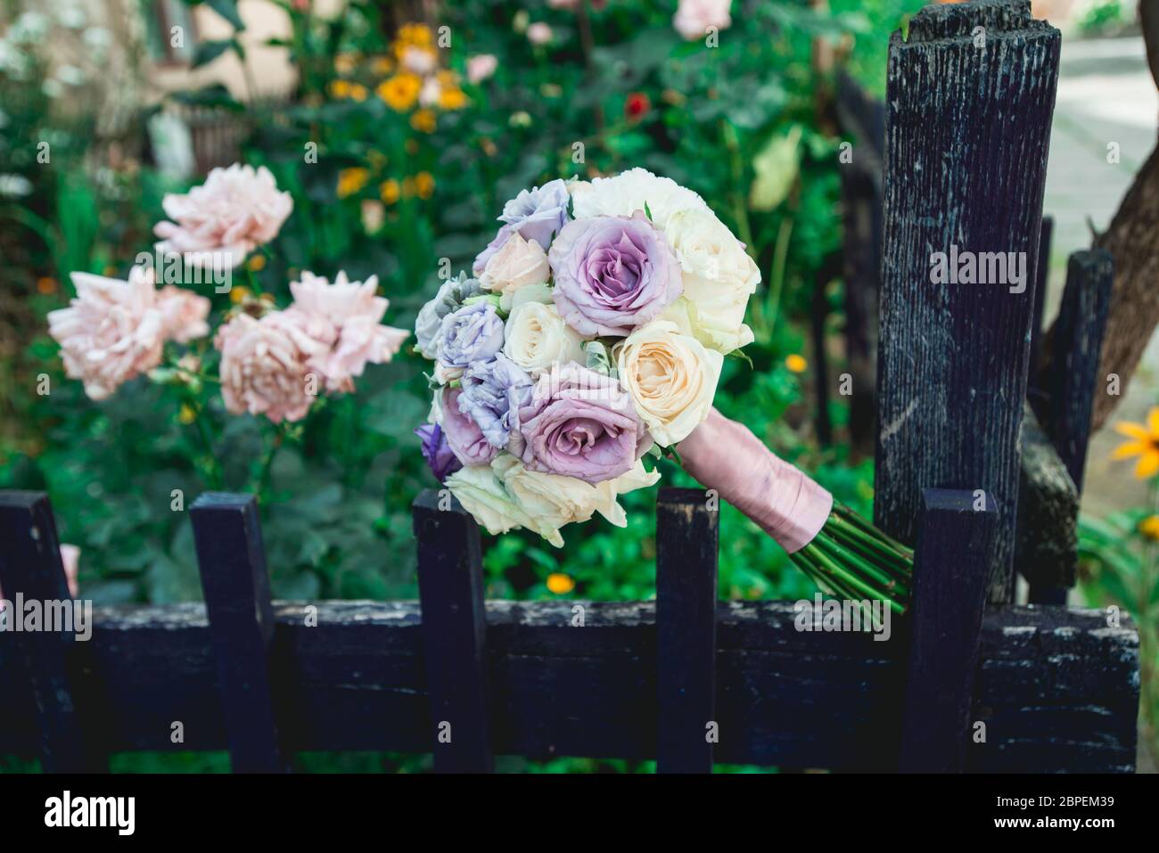 Prachtvoller Brautstrauß in violetten Tönen. Lila und blaue Rosen Stockfoto