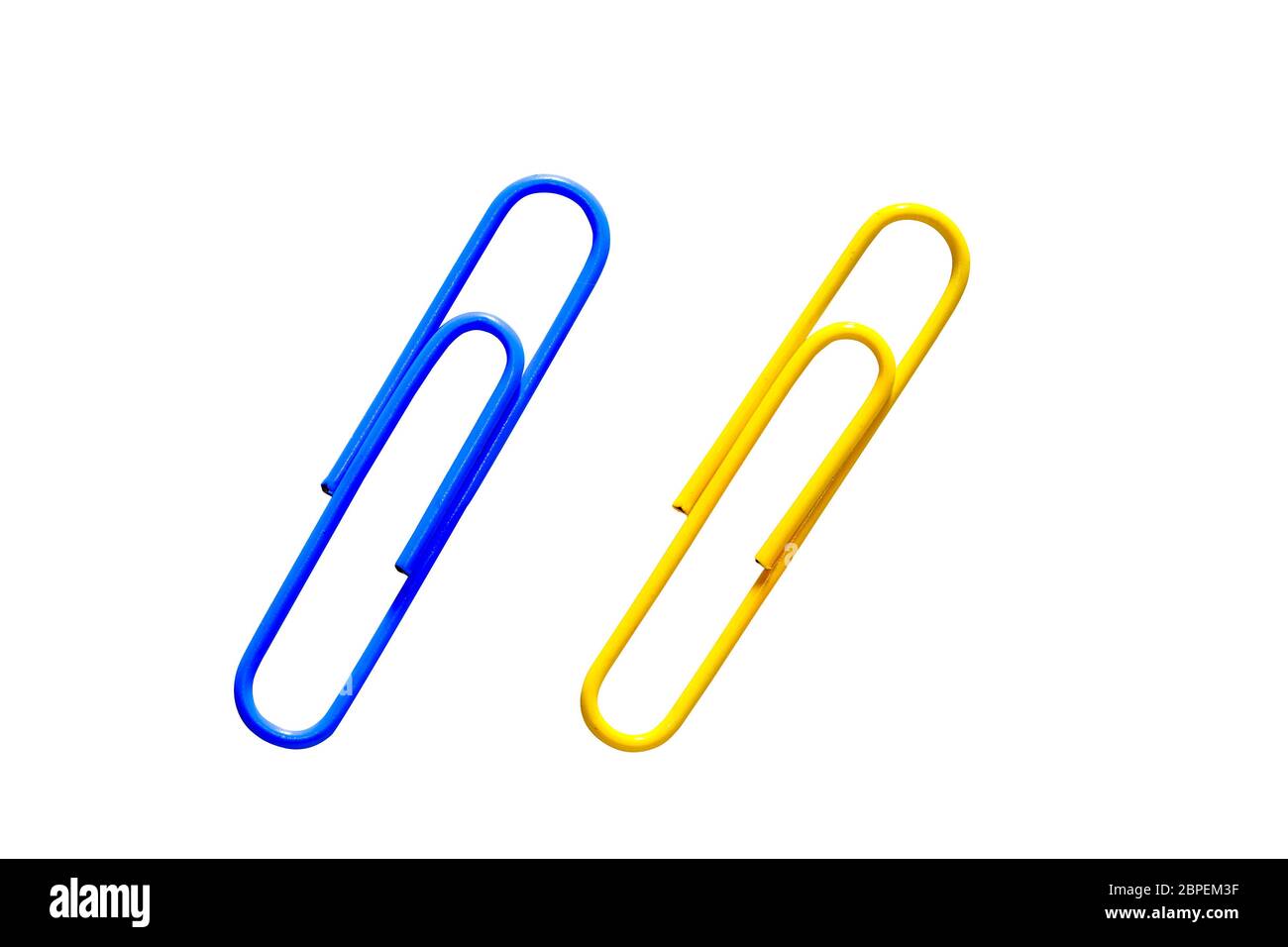 Blaue und gelbe Büroklammern, EIN Werkzeug für das Büro, isoliert auf weißem Hintergrund Stockfoto