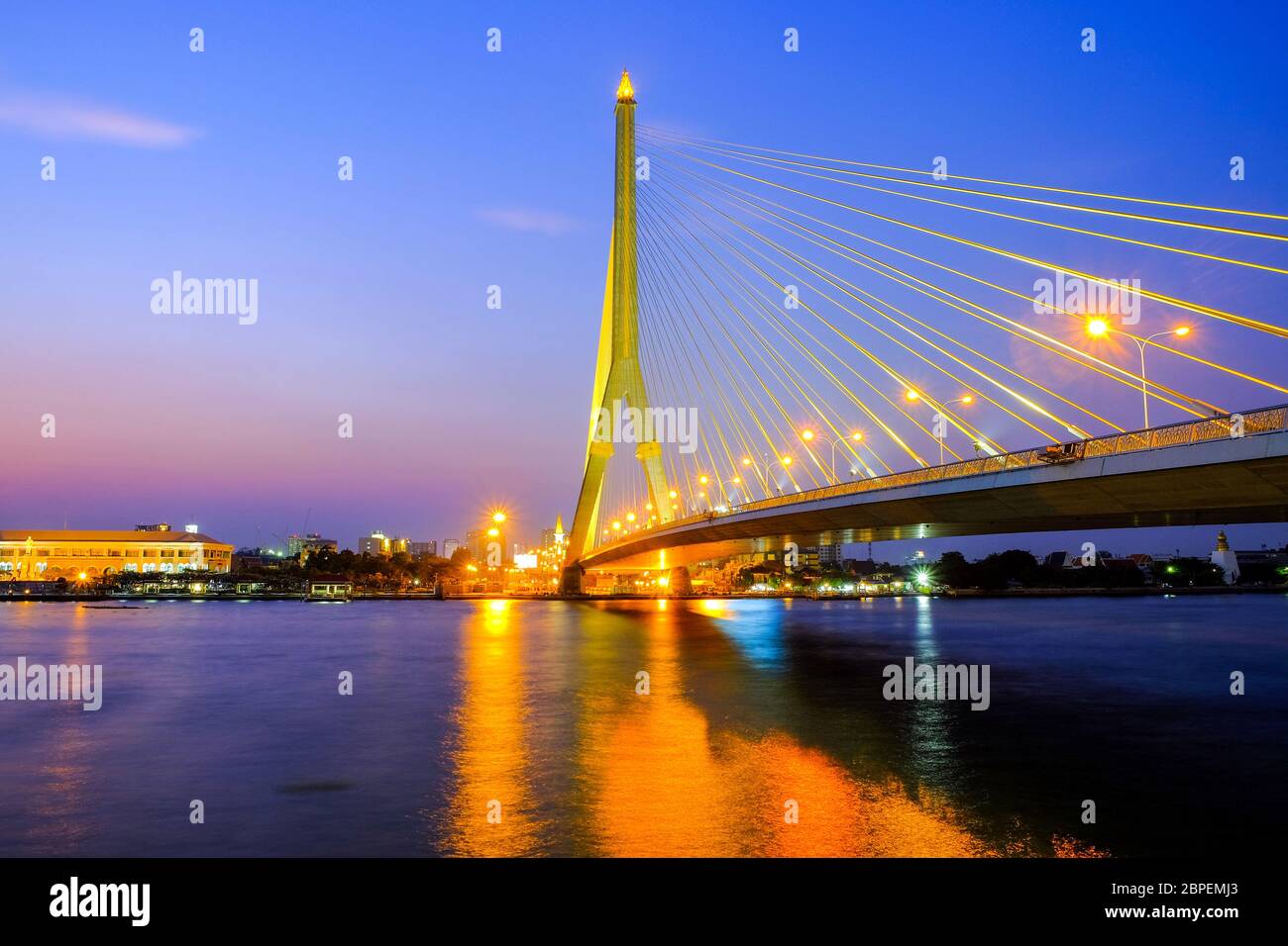 Rama VIII Brücke mit schönen in der Dämmerung Himmel Onchao Phraya River, Bangkok, Thailand Stockfoto