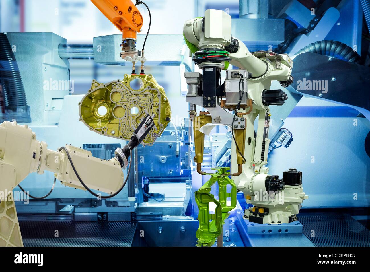 Industrielle Robotik greifen und Roboter 3D-Scan Arbeiten mit Auto Teil des Fahrzeugs auf intelligente Fabrik, auf Maschine Blauton Farbhintergrund, Industrie 4.0 Stockfoto