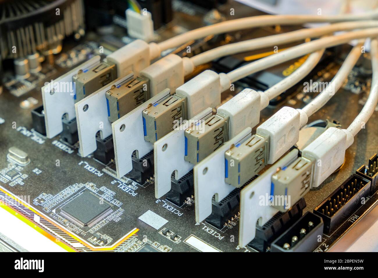 Nahaufnahme und selektiver Fokus eine Reihe von Riser-Karte und USB 3.0, die auf PCI-E-Steckplatz des Computer-Motherboards installiert sind Stockfoto