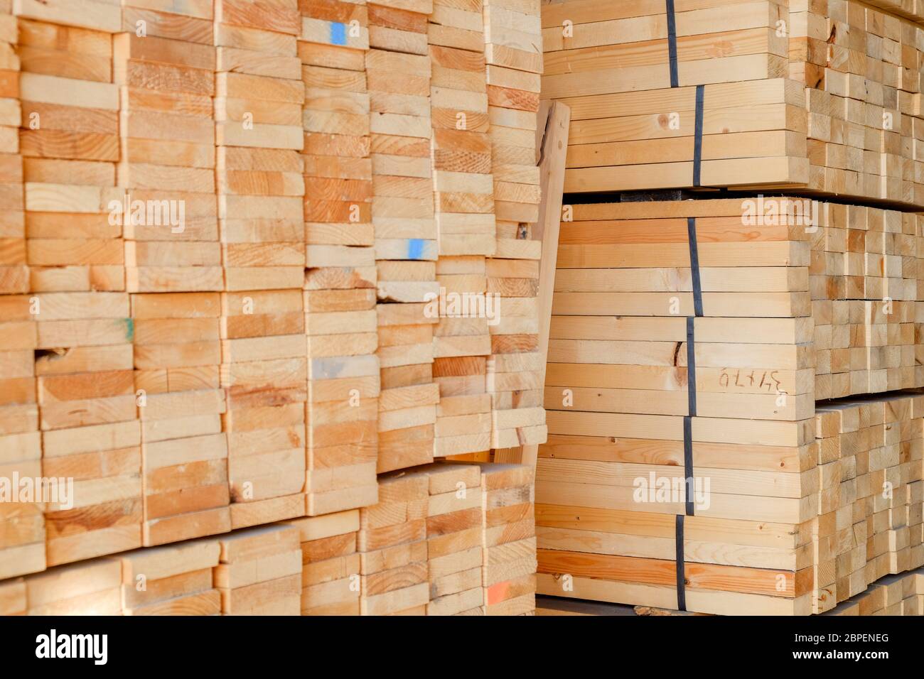 Nahaufnahme einer Gruppe von Industrie Holz Verarbeitung (Chamcha Holz) Material im Lager für den Einsatz auf Bau und machen ein Möbel für die Einrichtung zu Hause Stockfoto