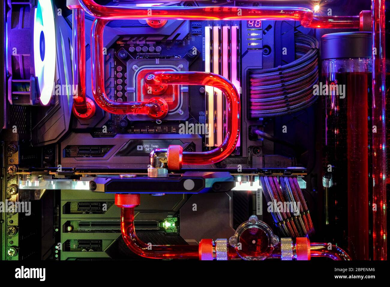 Close-up Desktop-PC Gaming und Wasserkühlung cpu mit LED RGB-Licht zeigen Status auf Arbeitsmodus, Innenraum pc-Gehäuse Technologie Hintergrund Stockfoto