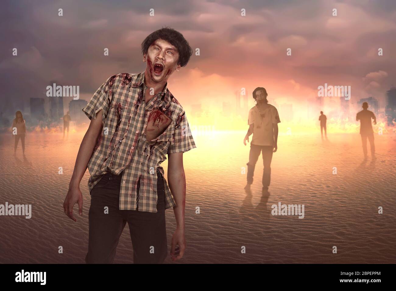 Menge von aggressiven asiatischen Zombies mit Blut zu Fuß auf die verbrannte Stadt Stockfoto