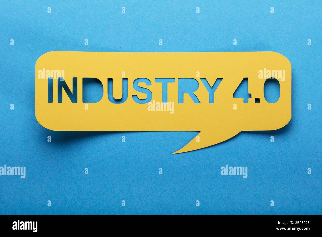Bubble Rede mit ausgeschnittenen Buchstaben Industrie 4.0 Über blauer Hintergrund Stockfoto