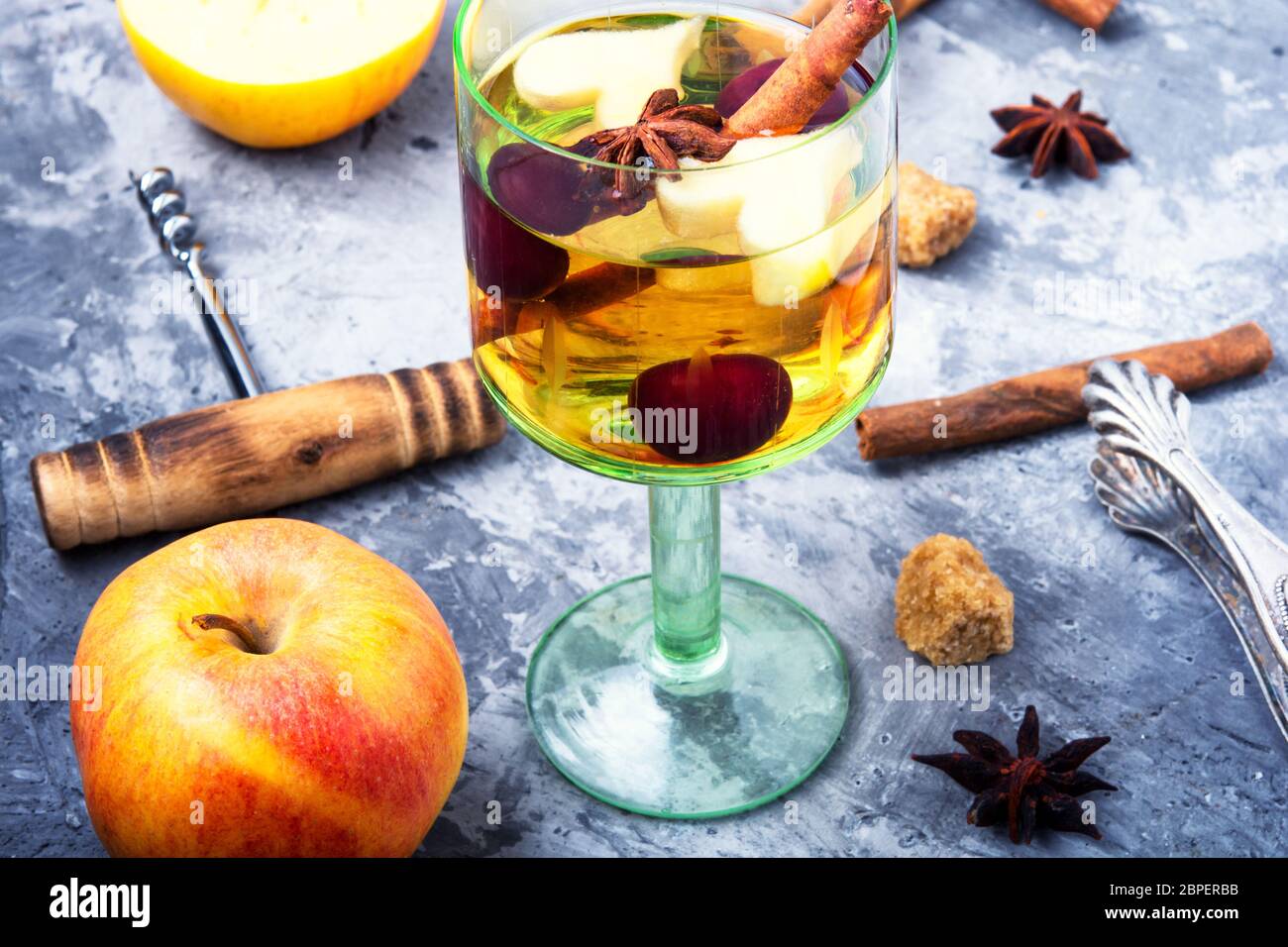 Erfrischende traditionelle Sangria mit Fruchtstücken Stockfoto
