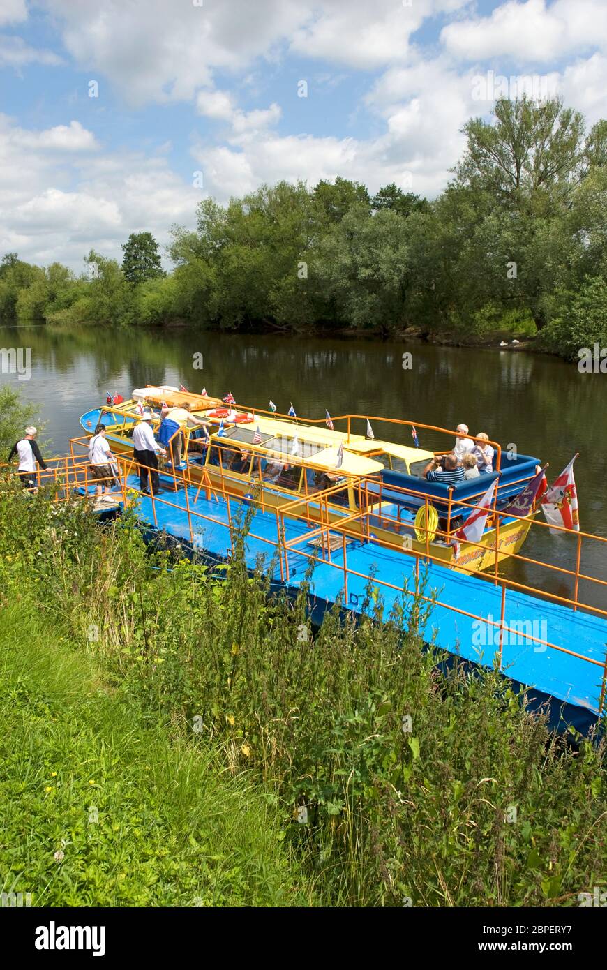 Leute, die an Bord gehen, Vergnügen Handwerk, Fluss Wye, Symons Yat, Herefordshire, England Stockfoto