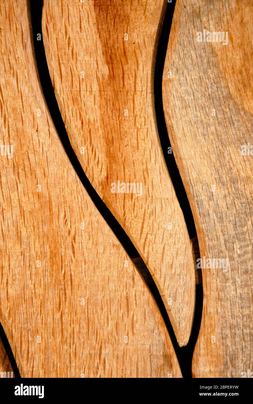 Abstract aus Abschnitt der Holzschnitzerei in handgefertigten Holztür, Wiltshire, England Stockfoto