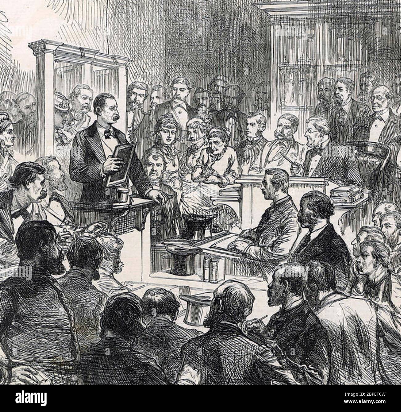 HENRY SLADE (1835-1905) britisches betrügerisches Medium, das im Oktober 1876 in der Bow Street, London, vor Gericht gestellt wurde. Er hält einen seiner 'Spirit-Schreiben'-Schiefer. Stockfoto