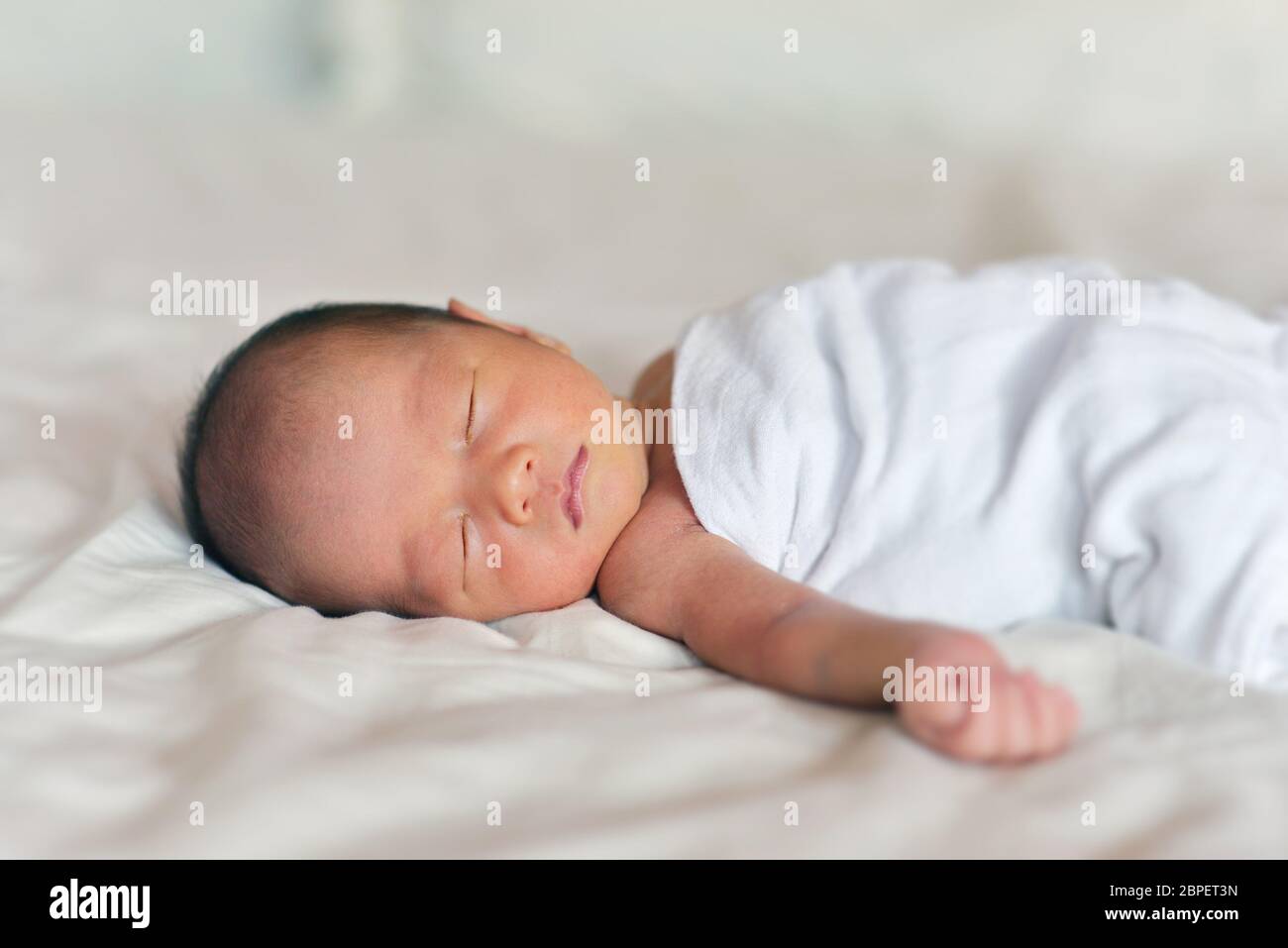 Schlafen Asiatischen neugeborenes Baby Boy, 7 Tage alt. Stockfoto