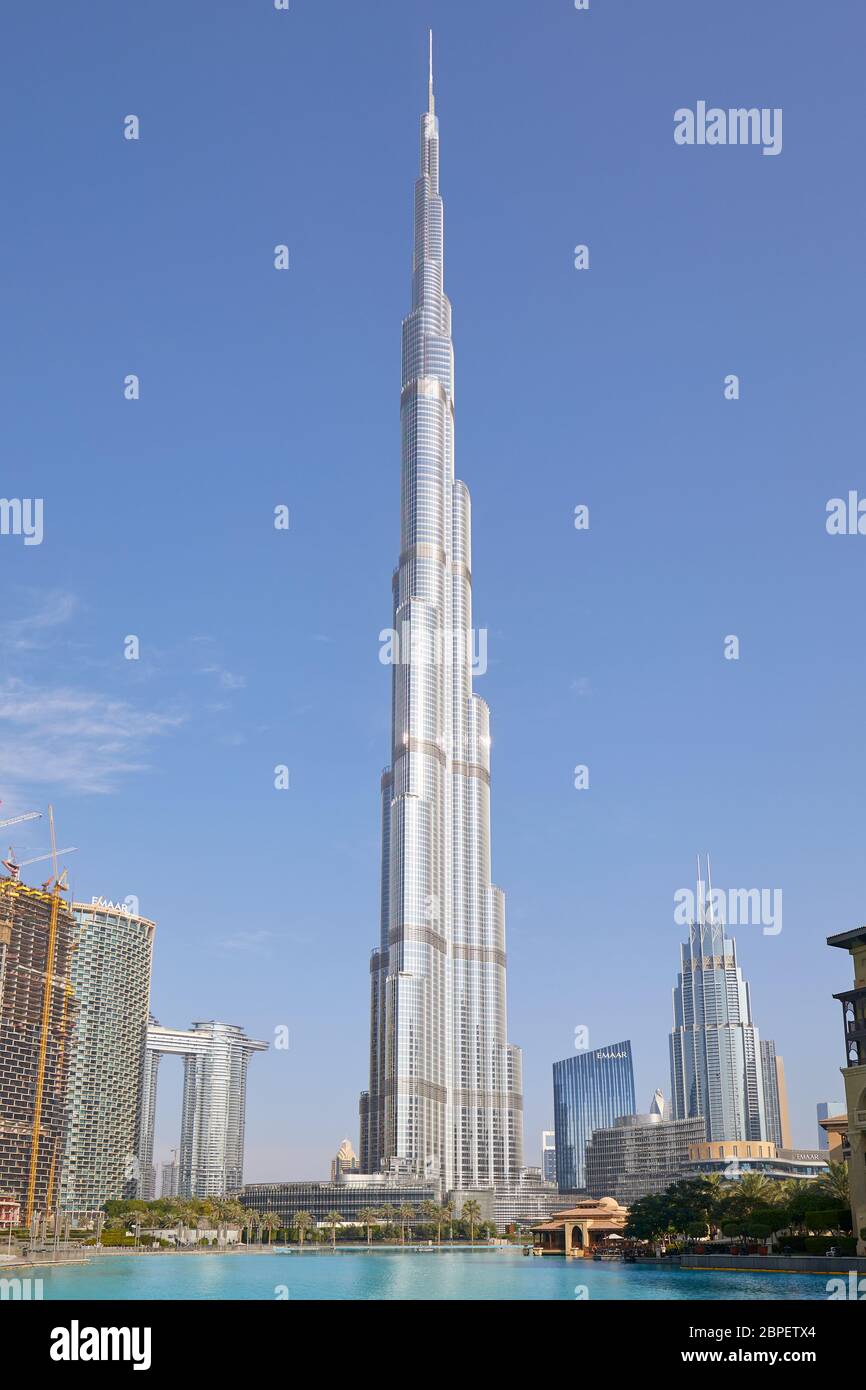 DUBAI, VEREINIGTE ARABISCHE EMIRATE - 19. NOVEMBER 2019: Burj Khalifa Wolkenkratzer an einem klaren, sonnigen Morgen in Dubai Stockfoto