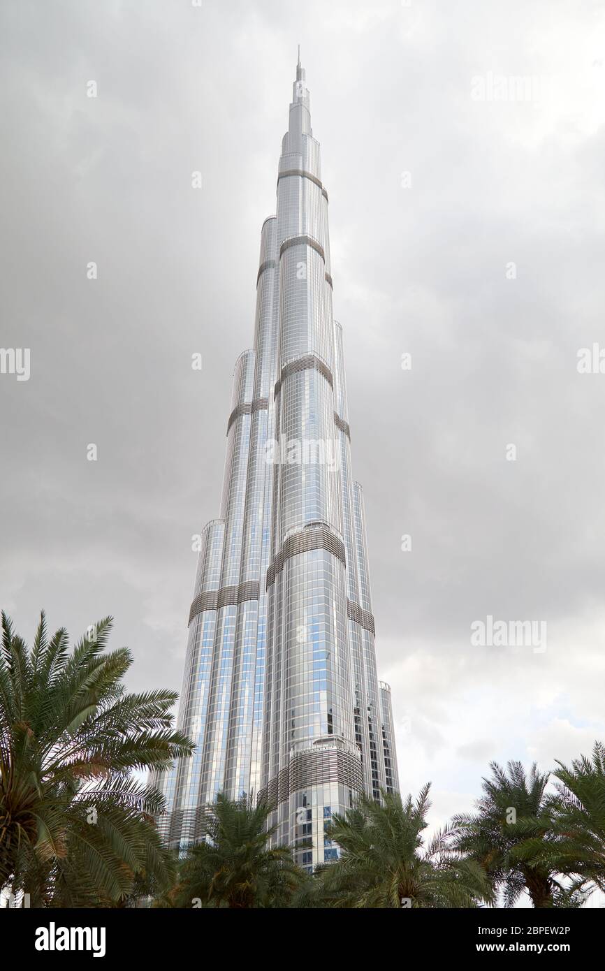 DUBAI, VEREINIGTE ARABISCHE EMIRATE - 21. NOVEMBER 2019: Burj Khalifa-Wolkenkratzer und grautrübe Himmel in Dubai, Vereinigte Arabische Emirate Stockfoto