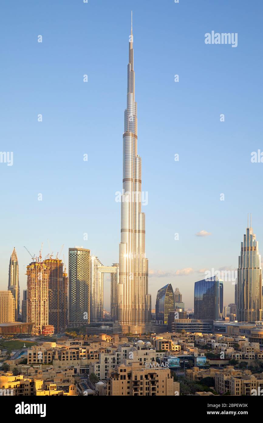 DUBAI, VEREINIGTE ARABISCHE EMIRATE - 22. NOVEMBER 2019: Burj Khalifa Wolkenkratzer und Blick auf die Stadt bei schönem Wetter, blauer Himmel Stockfoto
