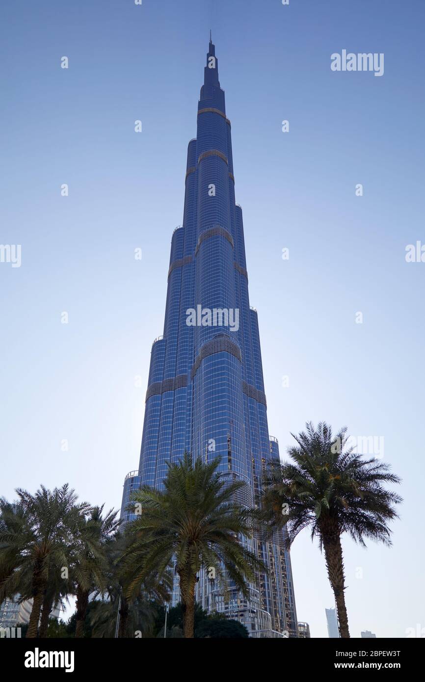 DUBAI, VEREINIGTE ARABISCHE EMIRATE - 22. NOVEMBER 2019: Burj Khalifa Wolkenkratzer an einem sonnigen Tag, klarer blauer Himmel Stockfoto