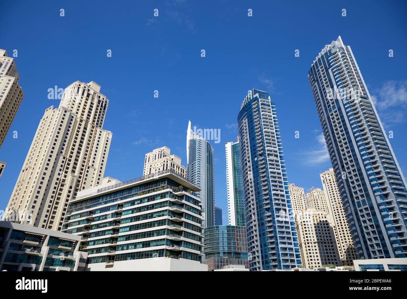 Wolkenkratzer in der Dubai Marina, niedriger Blickwinkel an einem sonnigen Tag, klarer blauer Himmel in Dubai Stockfoto