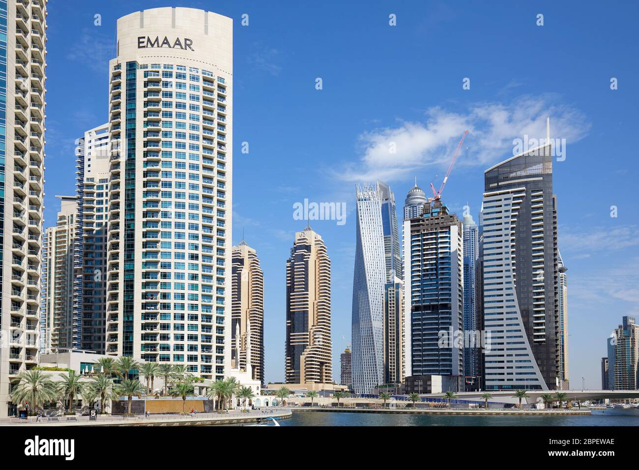 DUBAI, VEREINIGTE ARABISCHE EMIRATE - 23. NOVEMBER 2019: Wolkenkratzer der Dubai Marina, Palmen und Meer an einem sonnigen Tag, klarer blauer Himmel in Dubai Stockfoto