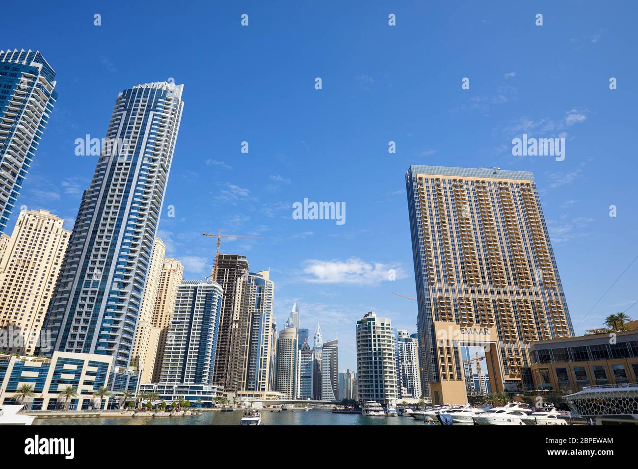 DUBAI, VEREINIGTE ARABISCHE EMIRATE - 23. NOVEMBER 2019: Dubai Marina Wolkenkratzer und Kanal mit Yachten an einem sonnigen Tag, blauer Himmel in Dubai Stockfoto