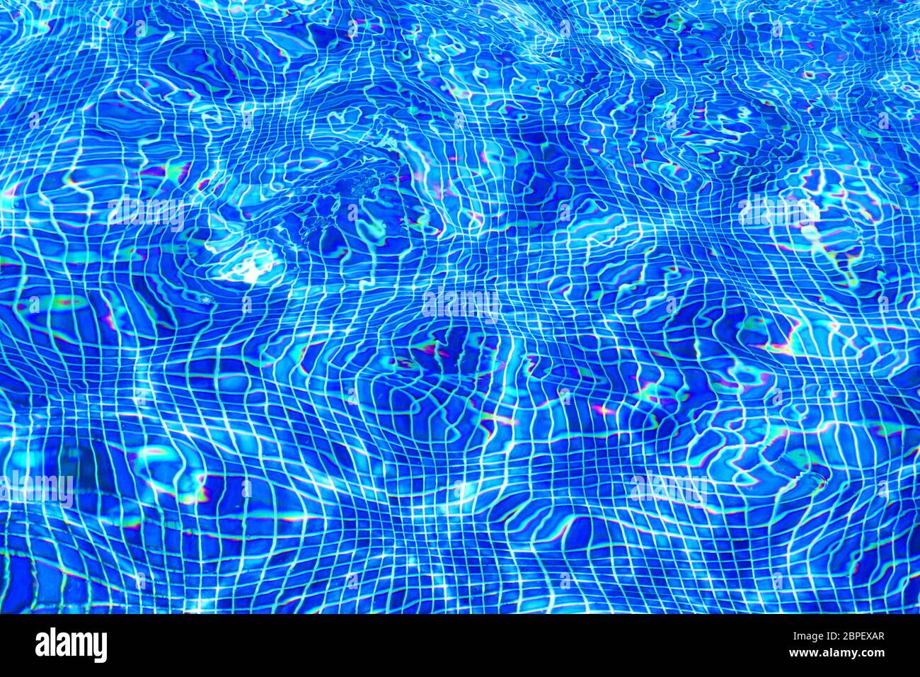 Abstarct der Muster im Wasser eines Outdoor-Swimmingpools in hellem Sonnenlicht gebildet Stockfoto