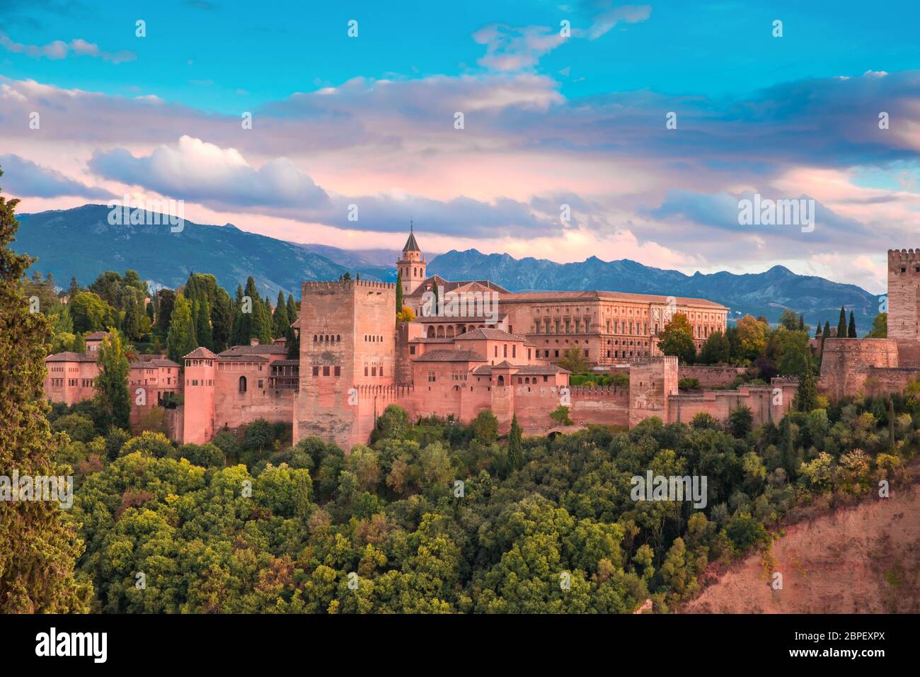 Schloss und Festungsanlage Alhambra mit Comares Tower, Palacios Nazaries und Palast von Karl V bei Sonnenuntergang in Granada, Andalusien, Spanien Stockfoto