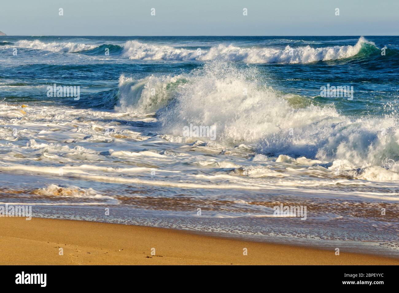 Wind-driven Oberflächenwellen in St Andrews Strand - Roggen, Victoria, Australien Stockfoto