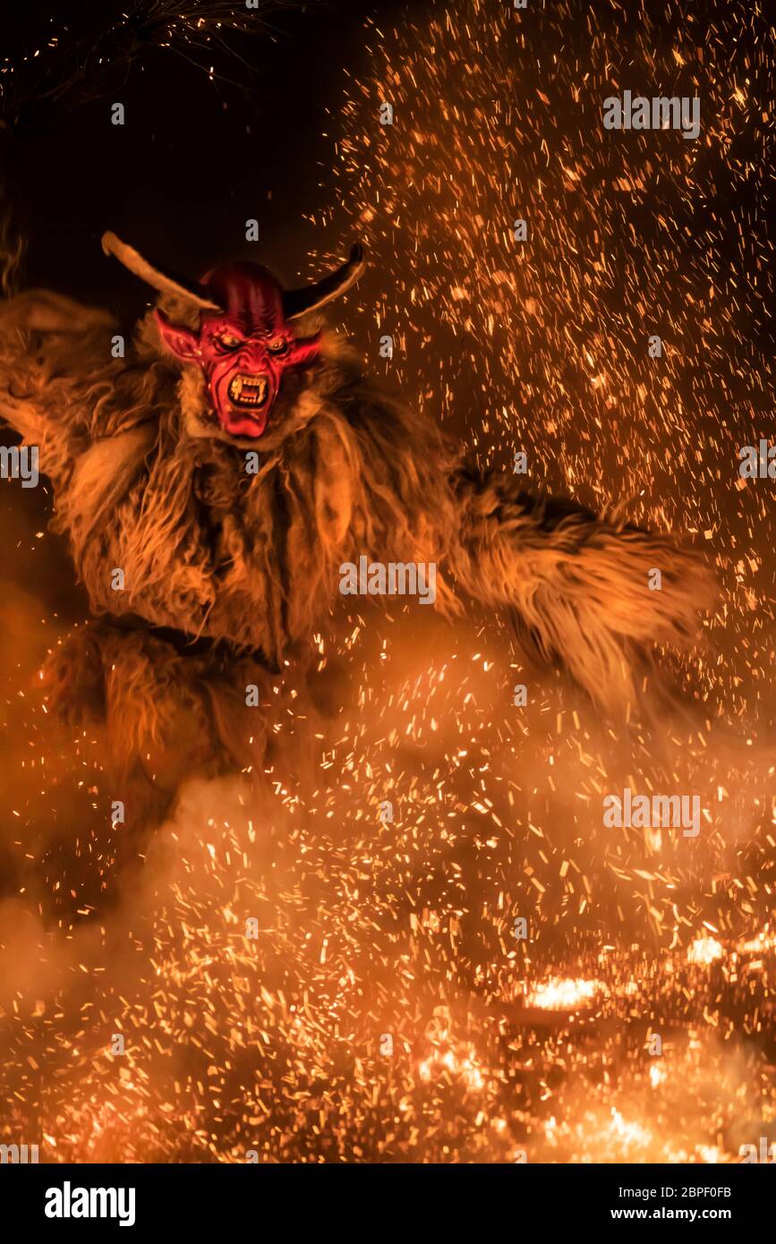 Die Krampus Masken in einer Ausstellung in der Nacht in Tarvisio