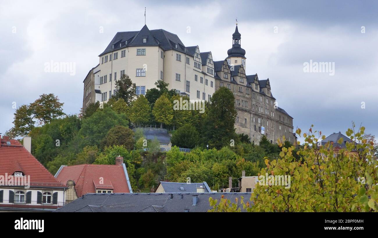 Blick auf das Obere Schloss in Greiz in Thüringen, Wahrzeichen im Thüringischen Vogtland, bewölkter Himmel Blick auf das Obere Schloss in Greiz in Thur Stockfoto