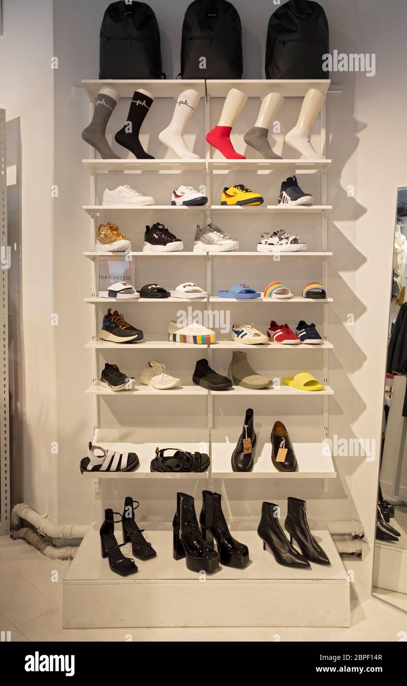 Geschlechterfreie Schuhe zum Verkauf bei PHLUID, dem weltweit ersten geschlechterfreien Store. Am Broadway in Greenwich Village, Manhattan, New York City. Stockfoto