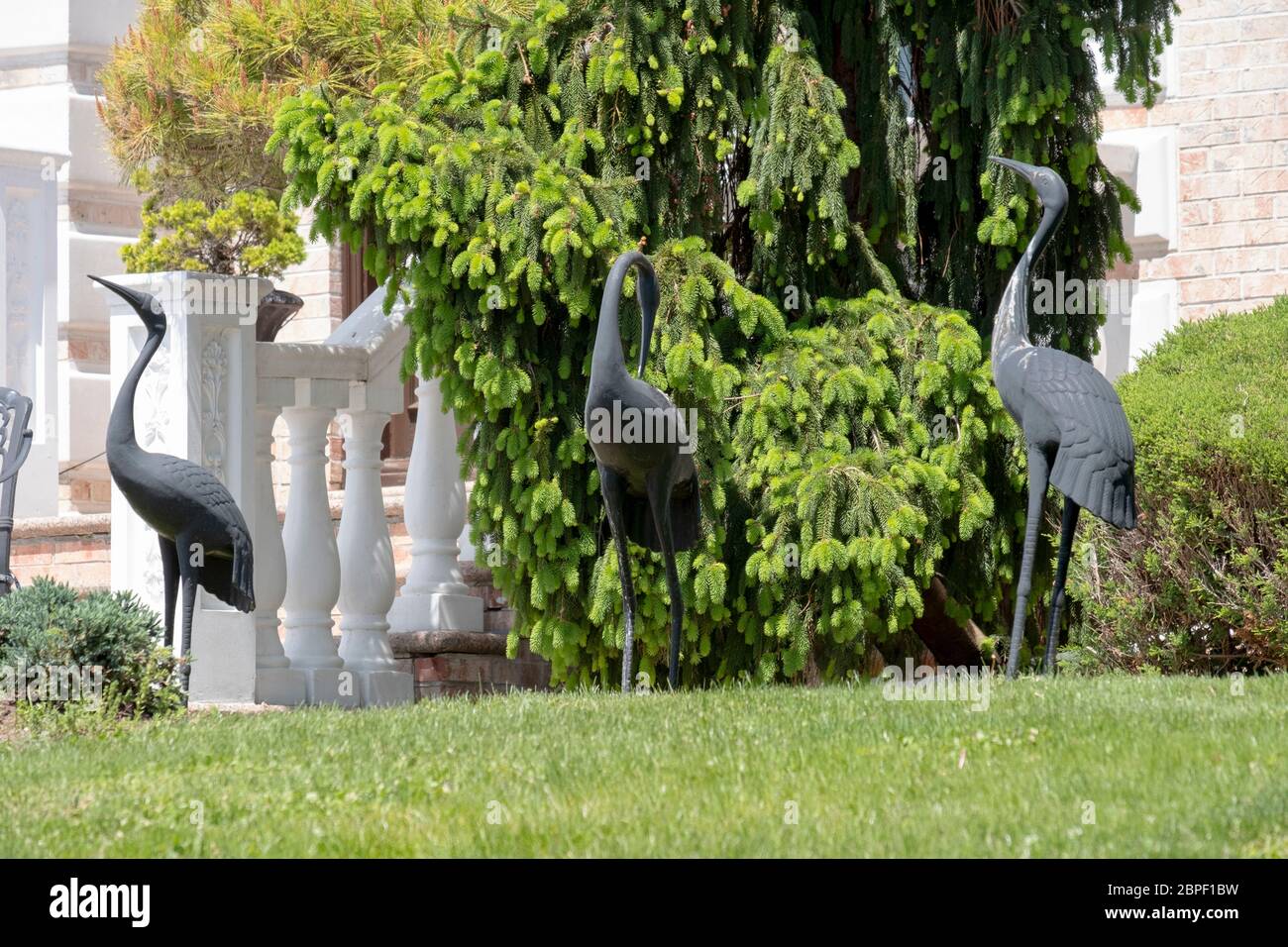 Große Yard Ornamente in einem schicken Privathaus in Bayside, Queens, New York City Stockfoto