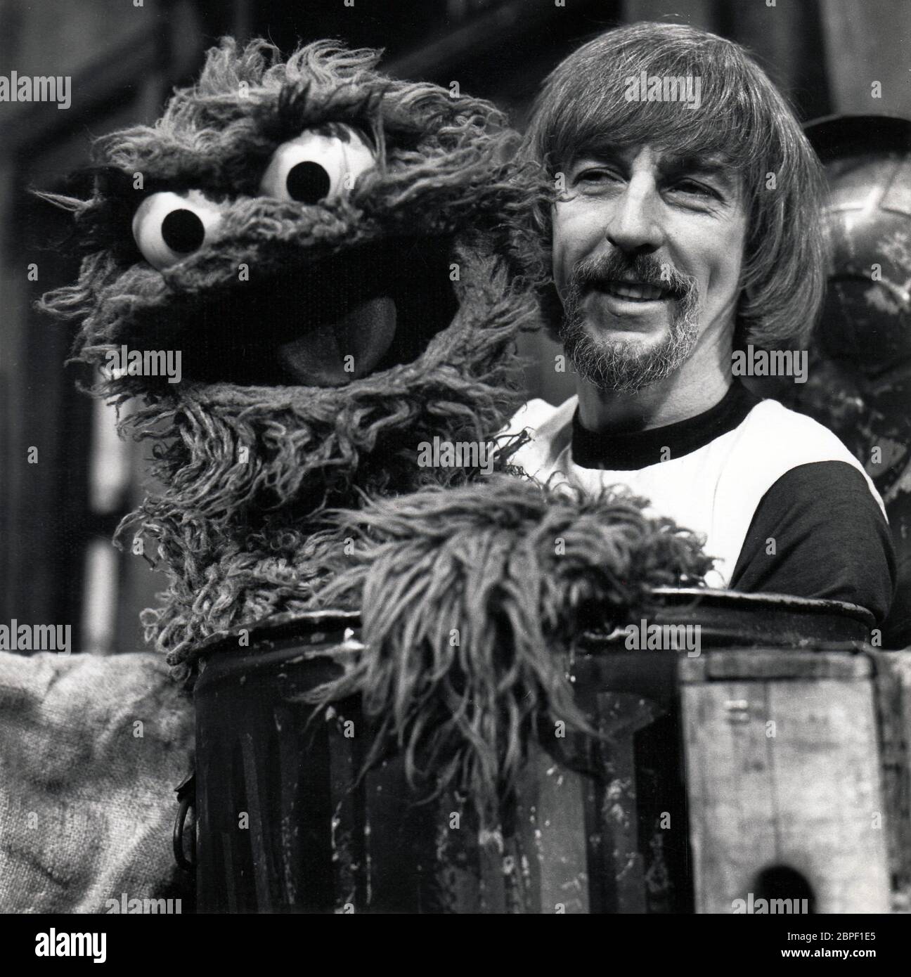 Carroll Spinney, Marionettenspielerin der Sesame Street, teilt sich bei einem Tonband der Show in den späten 1970er Jahren einen Mülleimer mit Oscar the Grouch. Stockfoto