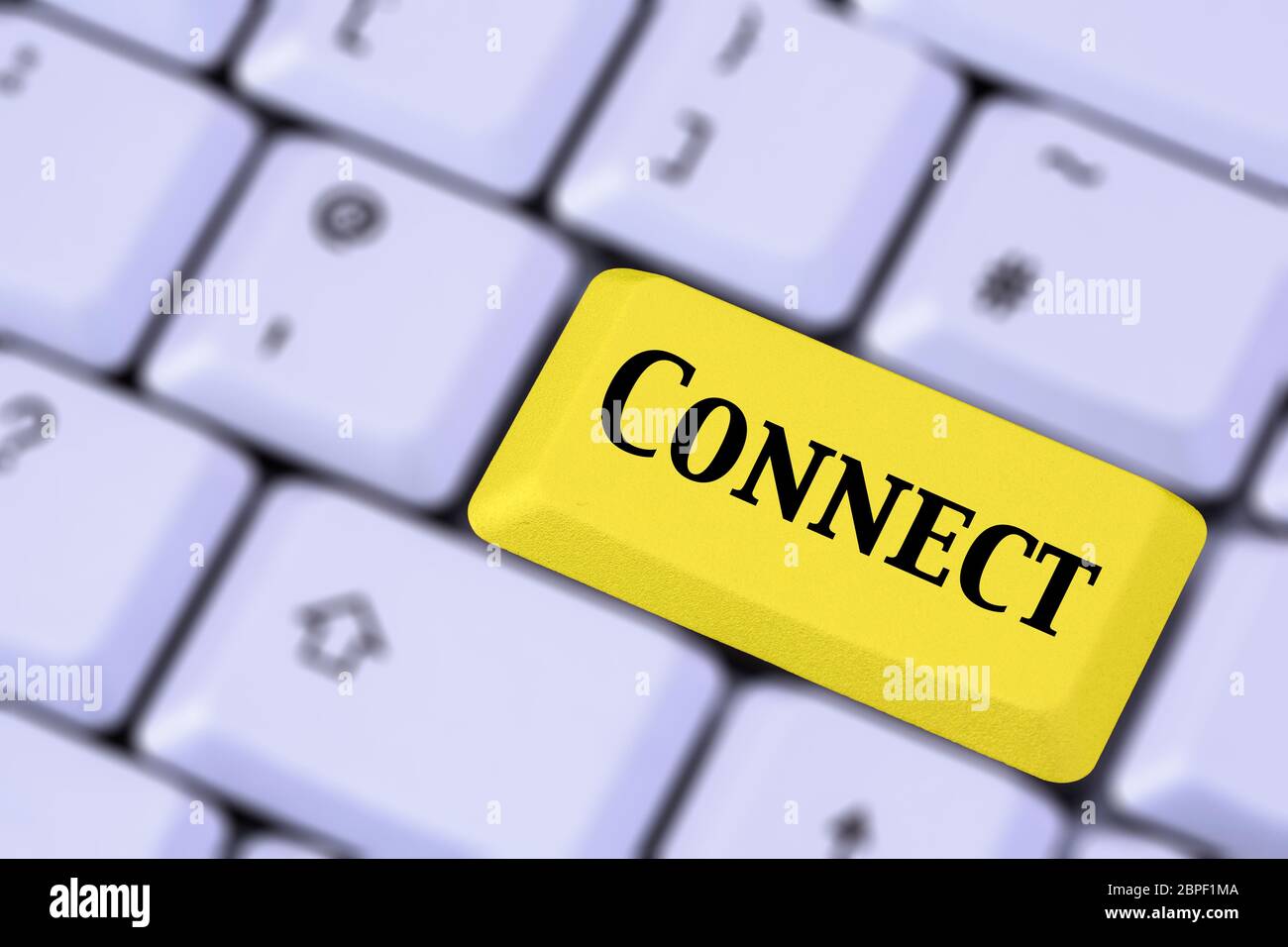 Eine Tastatur mit dem Wort CONNECT auf einer gelben ENTER-Taste. Verbindungen herstellen und in Verbindung bleiben Konzept. Stockfoto