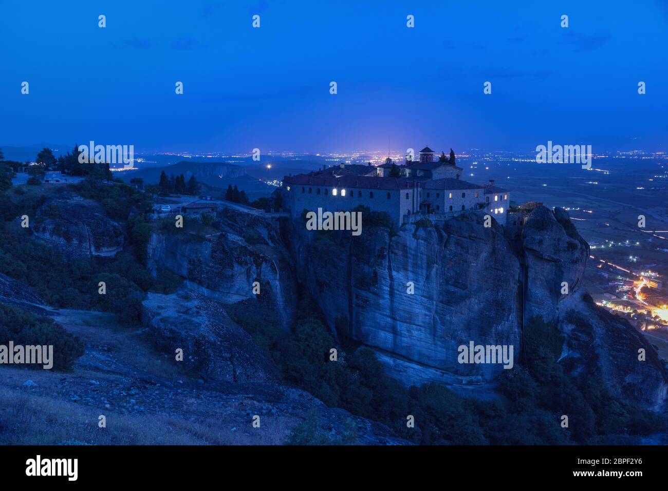 Panoramablick, Nachtlandschaft des Klosters Agios Stefanos Kloster Meteora auf dem hohen Felsen, Griechenland Stockfoto