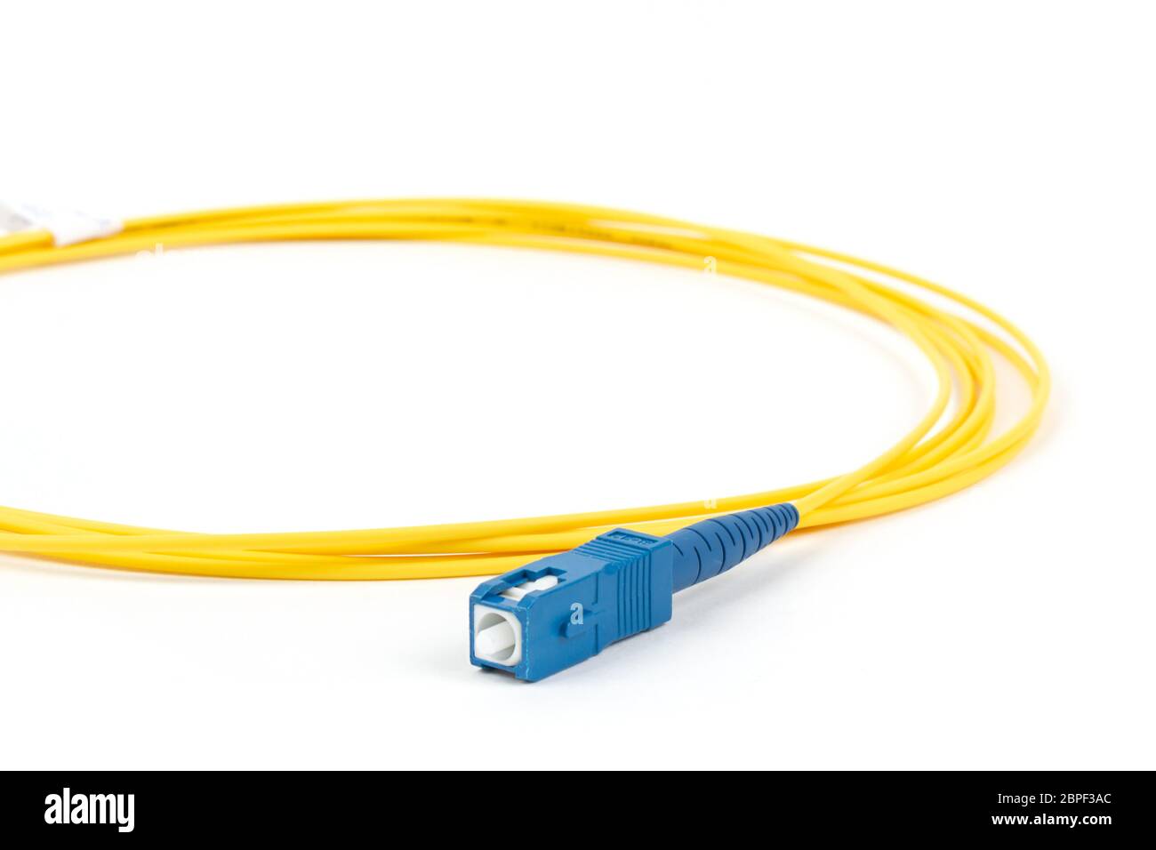 Lwl-Single Modus small form factor SC Patchkabel Jumper mit blauer Stecker auf weißem Hintergrund Stockfoto