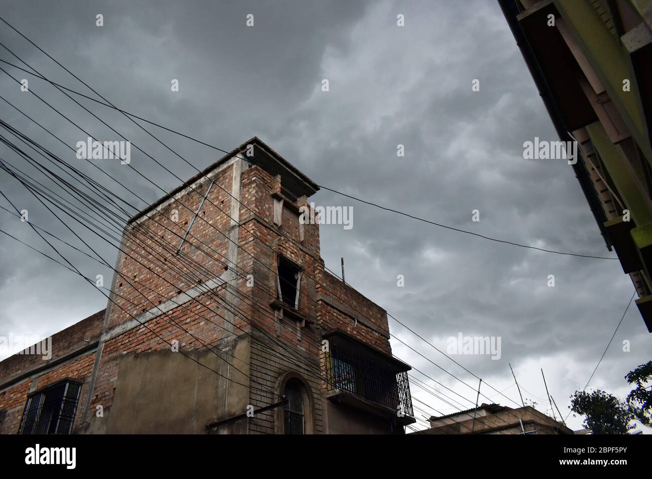 Kalkutta, Indien. Mai 2020. Blick auf die Umgebung durch den Zyklon Amphan. Indien Meteorological Department (IMD) sagte Zyklon Amphan landet in zwischen Digha (West Bengalen) und Hatiya Inseln (Bangladesch) in der Nähe von Sundarbans, etwa 520 km südlich von Paradip (Odisha). (Foto von Sudipta das/Pacific Press) Quelle: Pacific Press Agency/Alamy Live News Stockfoto