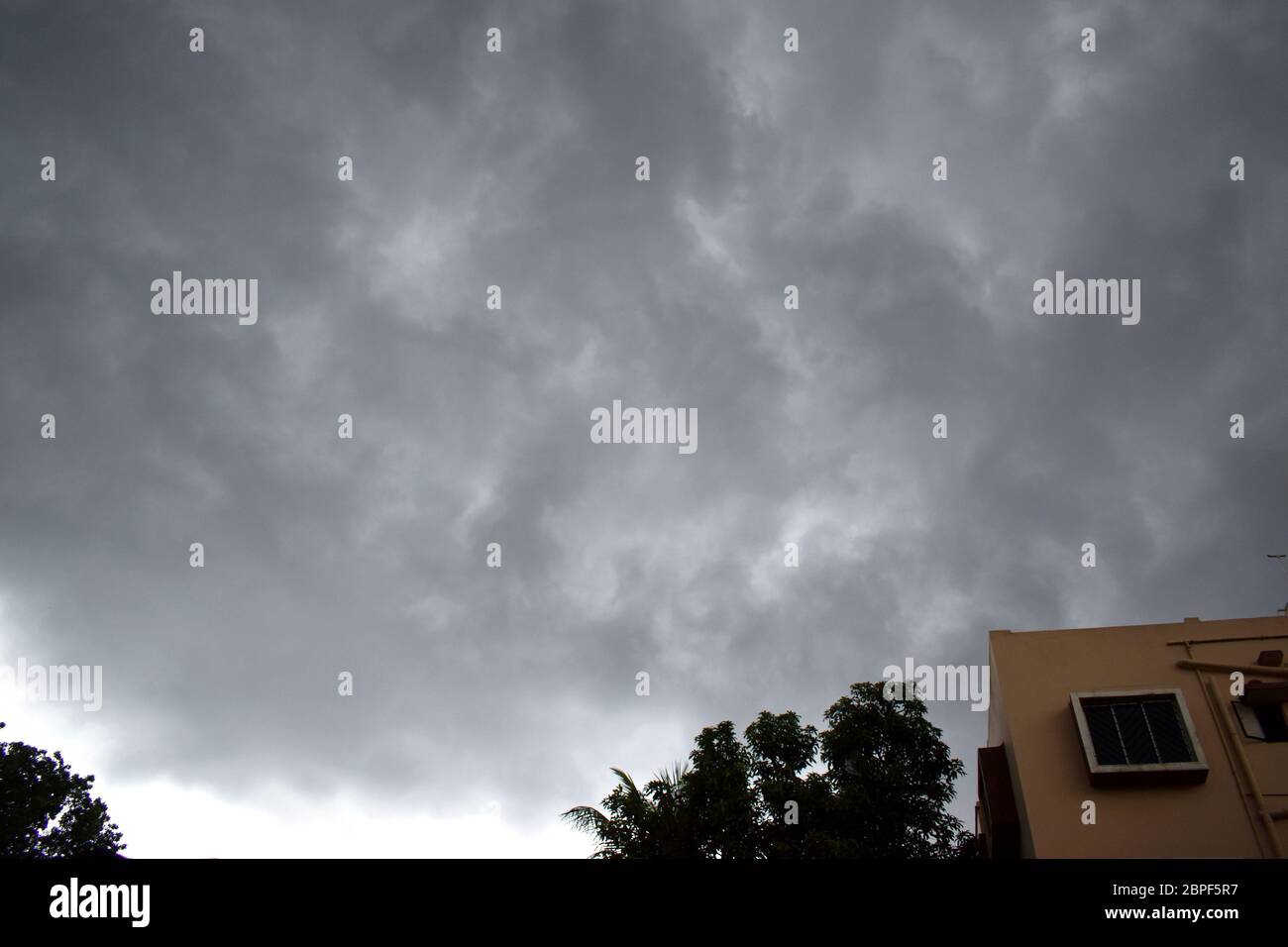 Kalkutta, Indien. Mai 2020. Blick auf die Umgebung durch den Zyklon Amphan. Indien Meteorological Department (IMD) sagte Zyklon Amphan landet in zwischen Digha (West Bengalen) und Hatiya Inseln (Bangladesch) in der Nähe von Sundarbans, etwa 520 km südlich von Paradip (Odisha). (Foto von Sudipta das/Pacific Press) Quelle: Pacific Press Agency/Alamy Live News Stockfoto