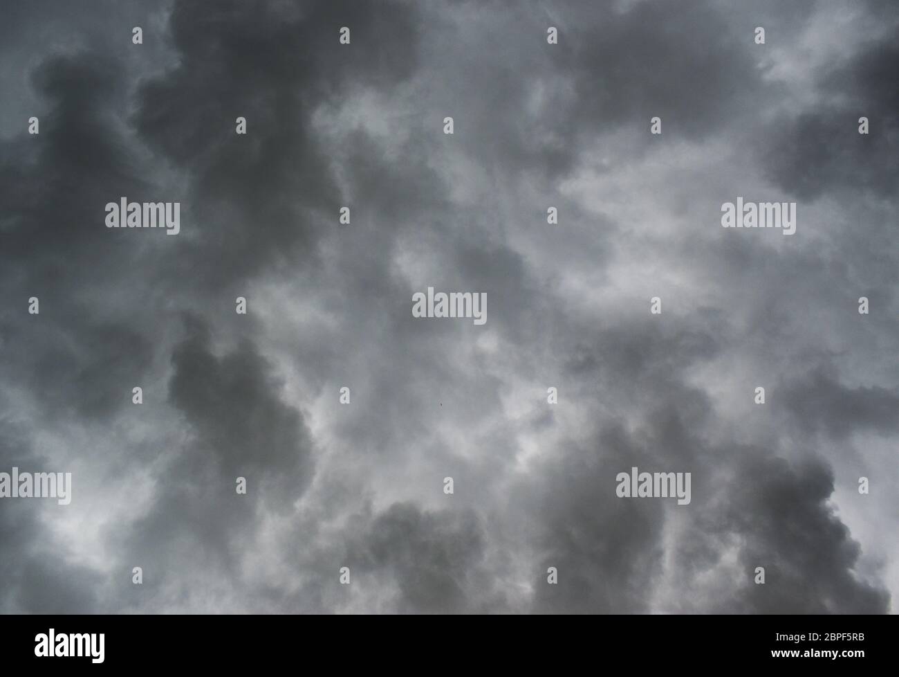 Kalkutta, Indien. Mai 2020. Blick auf die Umgebung durch den Zyklon Amphan. Indien Meteorological Department (IMD) sagte Zyklon Amphan landet in zwischen Digha (West Bengalen) und Hatiya Inseln (Bangladesch) in der Nähe von Sundarbans, etwa 520 km südlich von Paradip (Odisha). (Foto von Sudipta das/Pacific Press) Quelle: Pacific Press Agency/Alamy Live News Stockfoto