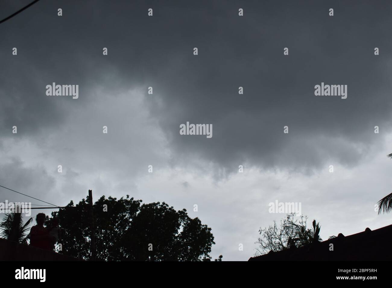 Kalkutta, Indien. Mai 2020. Blick auf die Umgebung durch den Zyklon Amphan. Indien Meteorological Department (IMD) sagte Zyklon Amphan landet in zwischen Digha (West Bengalen) und Hatiya Inseln (Bangladesch) in der Nähe von Sundarbans, etwa 520 km südlich von Paradip (Odisha). (Foto von Sudipta das/Pacific Press) Quelle: Pacific Press Agency/Alamy Live News Stockfoto