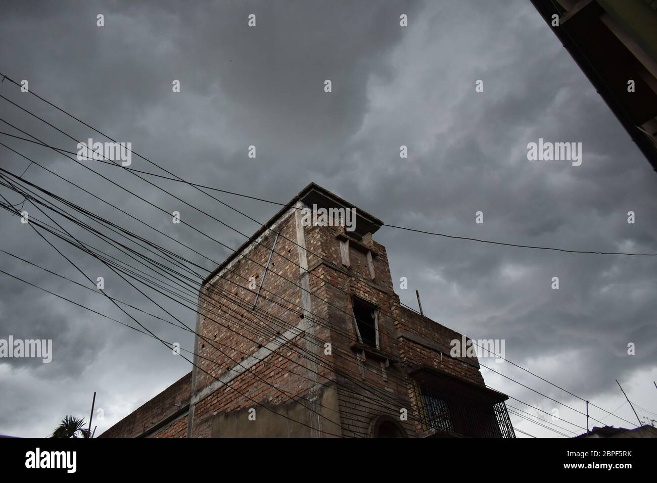 Kalkutta, Indien. Mai 2020. Blick auf die Umgebung durch den Zyklon Amphan. Indien Meteorological Department (IMD) sagte Zyklon Amphan landet in zwischen Digha (West Bengalen) und Hatiya Inseln (Bangladesch) in der Nähe von Sundarbans, etwa 520 km südlich von Paradip (Odisha). (Foto von Sudipta das/Pacific Press) Quelle: Pacific Press Agency/Alamy Live News Stockfoto
