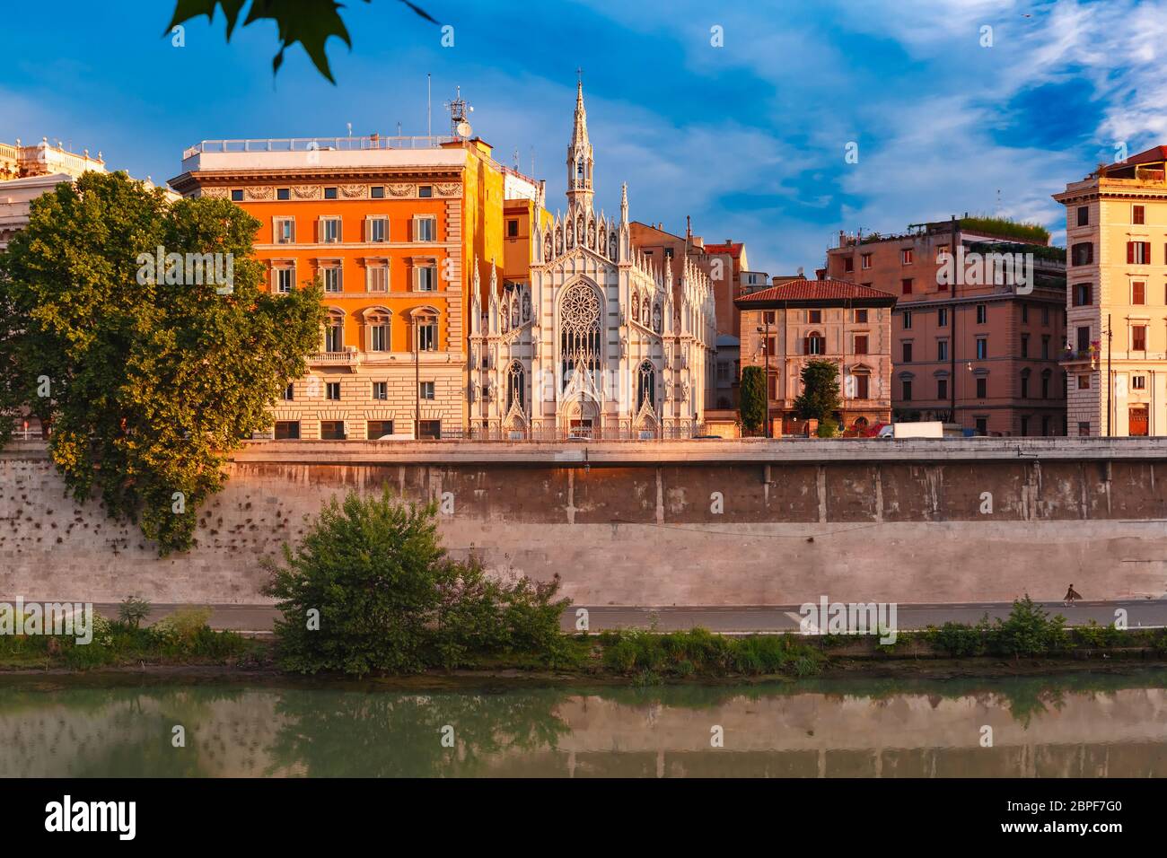 Tiber Riverside mit Kirche vom Heiligen Herzen Jesu in Prati in Rom, Italien Stockfoto
