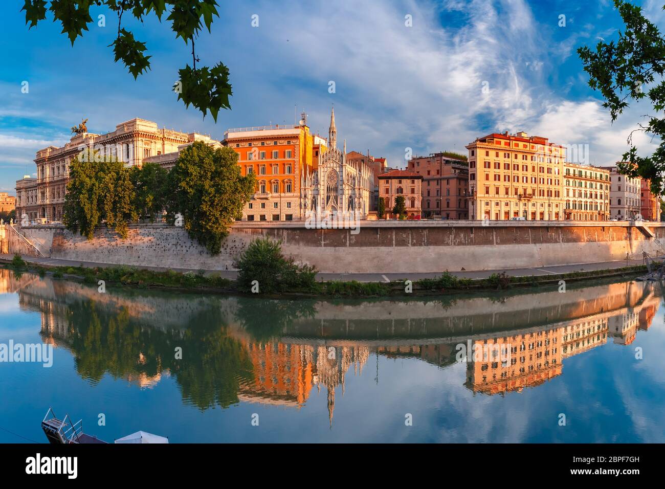 Panoramablick auf den Tiber Riverside mit Kirche vom Heiligen Herzen Jesu in Prati und Spiegelbild am Morgen in Rom, Italien Stockfoto