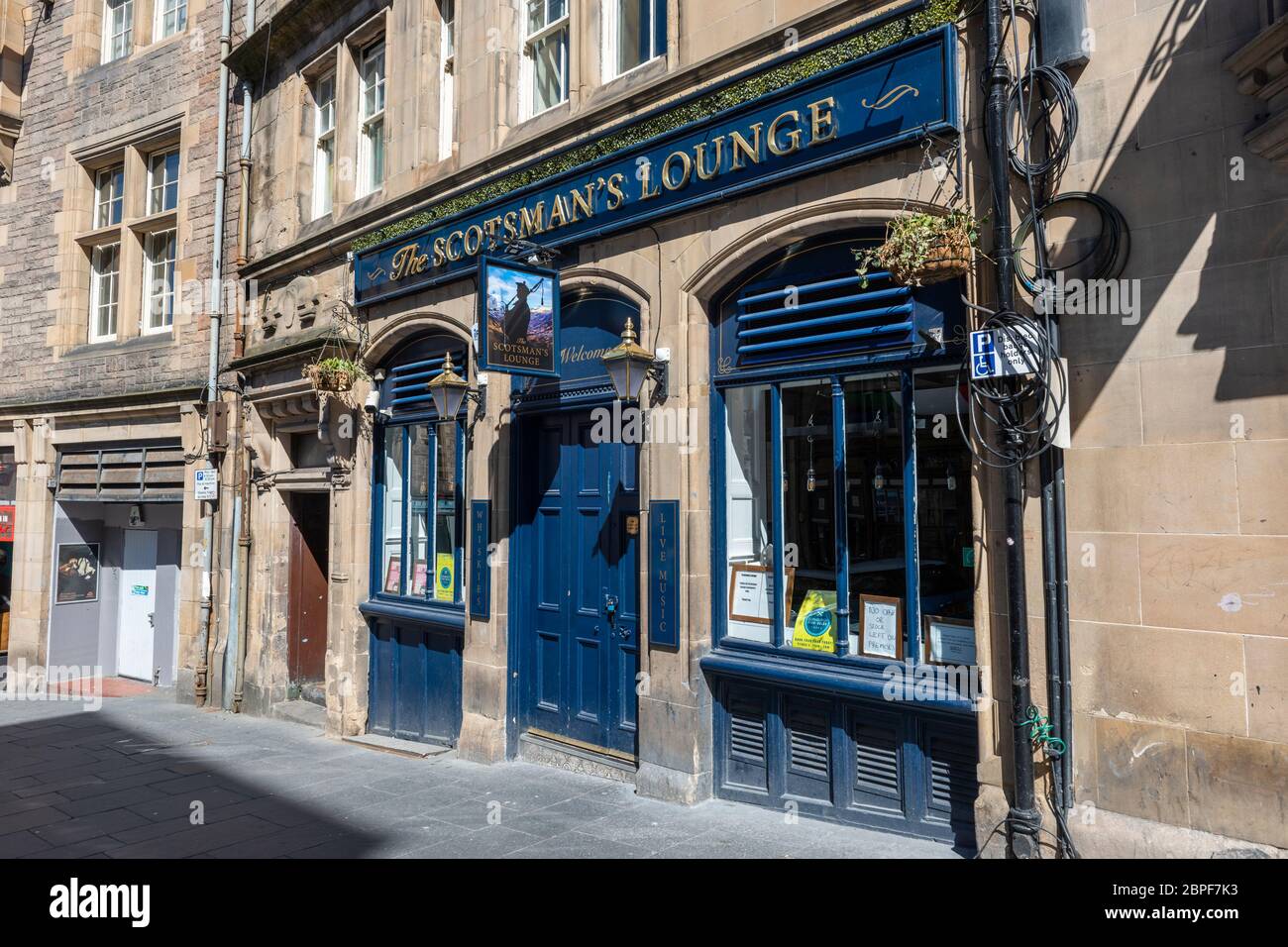 The Scotsman's Lounge Bar in der Cockburn Street (während der Sperrung des Coronavirus geschlossen) in der Altstadt von Edinburgh, Schottland, Großbritannien Stockfoto