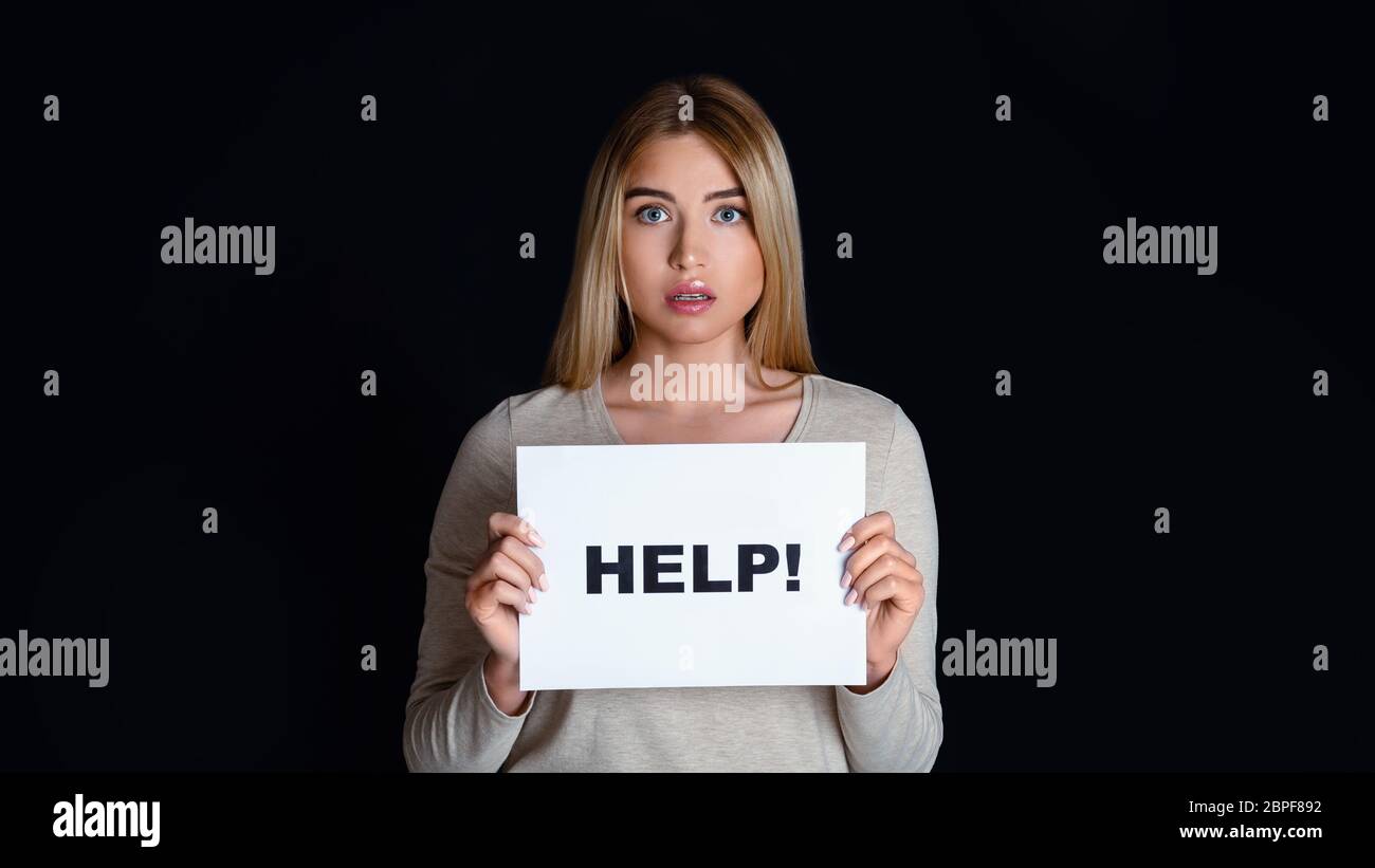 Konzept der häuslichen Gewalt. Erschrocken bittet junge Frau um Hilfe Stockfoto