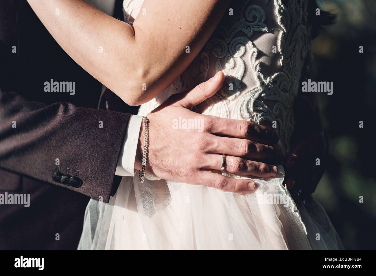 Frau Und Mann Im Brautkleid Im Freien Umarmt Ein Junger Mann Umarmt Sanft Seine Braut In Einem Hochzeitskleid Stockfotografie Alamy