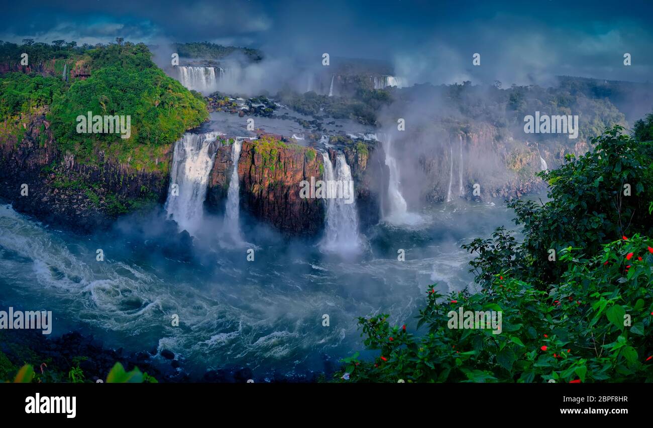 Ein Teil der Iguazu-Wasserfälle vom brasilianischen Nationalpark, Paraná, brasilien aus gesehen Stockfoto