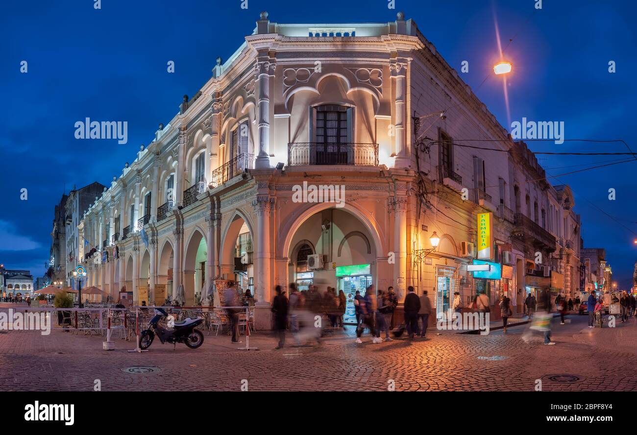 Gebäude im Kolonialstil an der Plaza 9 de Julio in der Stadt Salta in der Dämmerung, Argentinien Stockfoto