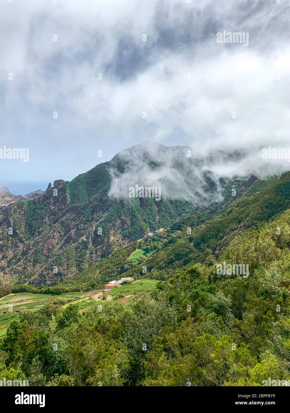 Aussichtspunkt in den Bergen im Anaga Rural Park an einem sonnigen Tag mit weißen Wolken und dem Meer im Hintergrund Teneriffa - Kanarische Inseln Stockfoto