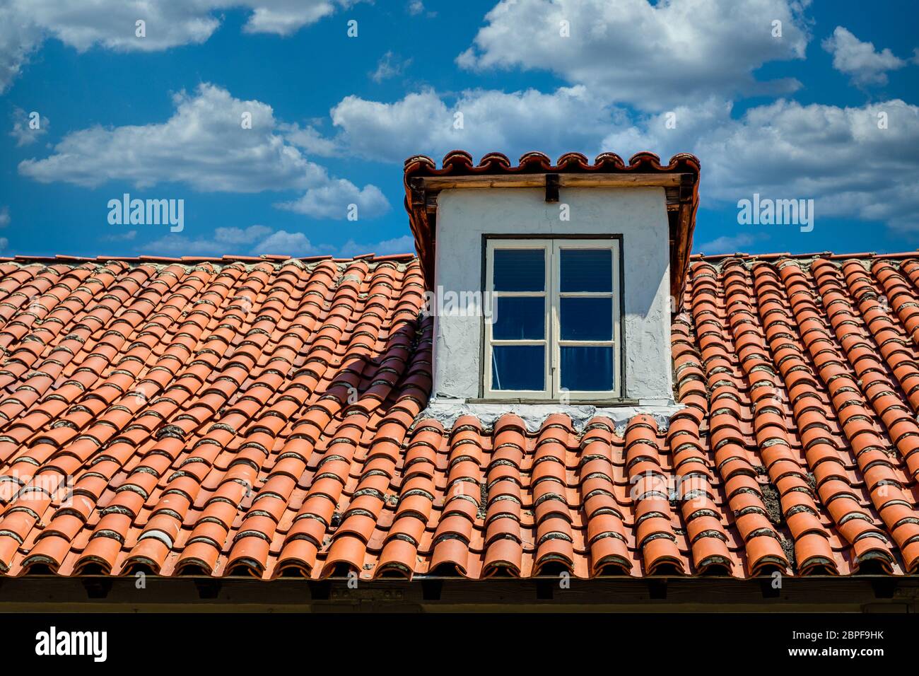 Dachgaube und rotes Kacheldach Stockfoto