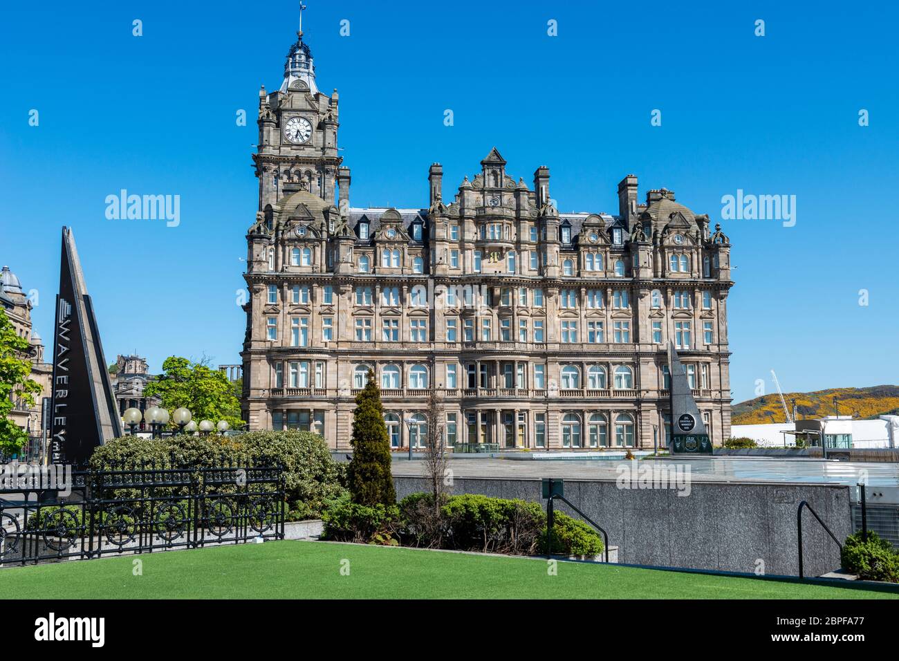 Blick auf das Balmoral Hotel vom Dach der Waverley Mall in der Princes Street in Edinburgh, Schottland, Großbritannien Stockfoto