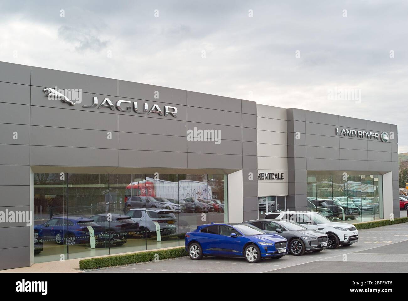 Der moderne Kentdale Jaguar Land Rover Showroom mit Jaguar und Land Rover Fahrzeugen auf dem Vorplatz Stockfoto