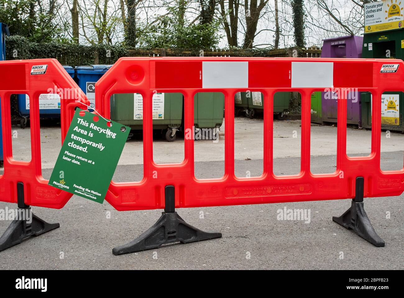 Rote und weiße Barriere, die den Zugang zu einer Recycling-Einrichtung im Supermarkt während der Coronavirus/Covid-19-Pandemie in Großbritannien verhindert Stockfoto