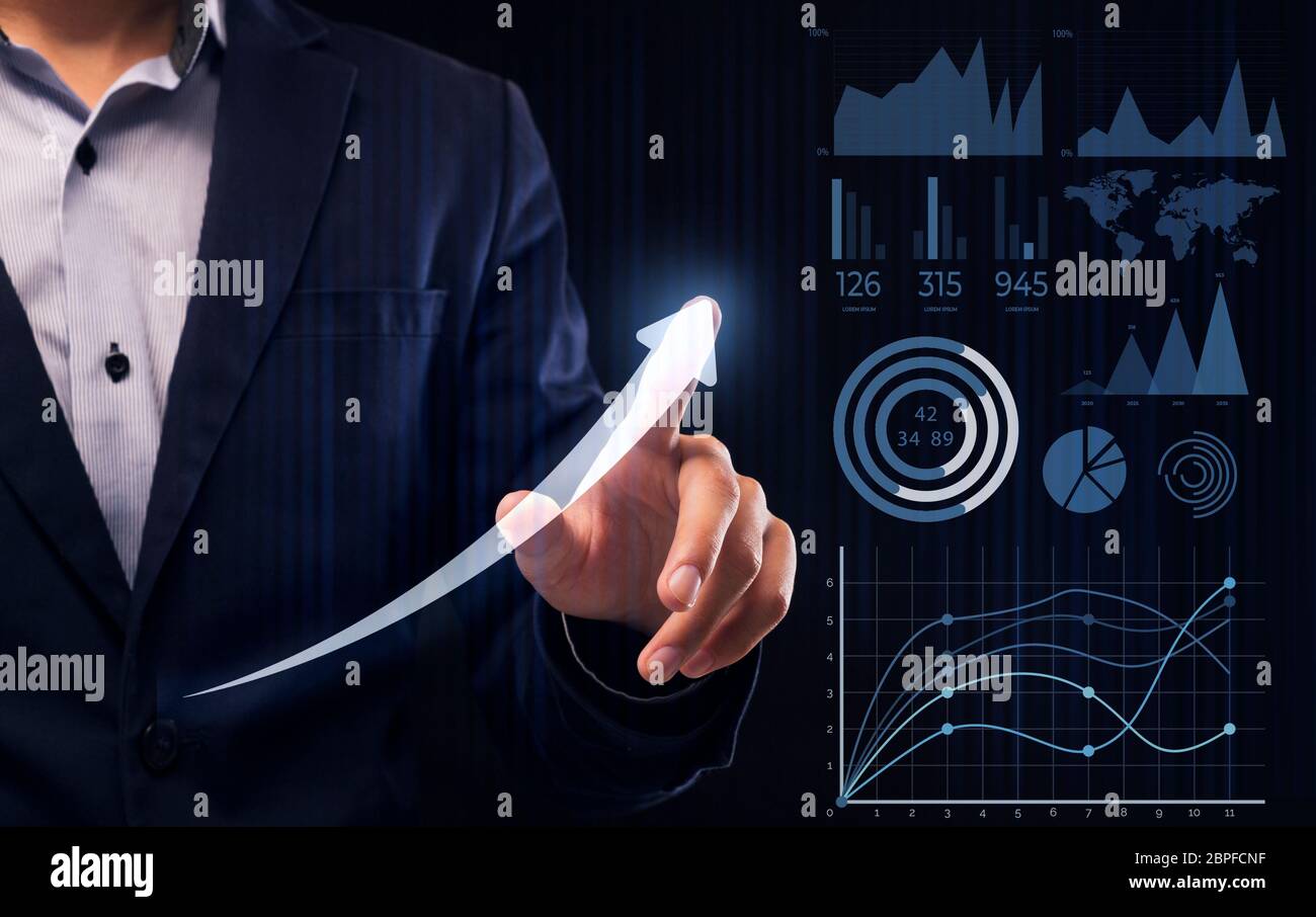 Unkenntlich Mann im Anzug berühren virtuellen Bildschirm mit Schemata Stockfoto